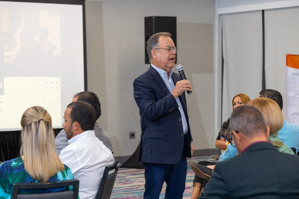 Médicos participando en un encuentro educativo de SanoVit