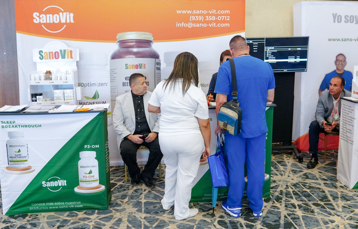 Personal de SanoVit atendiendo a un profesional de la salud.