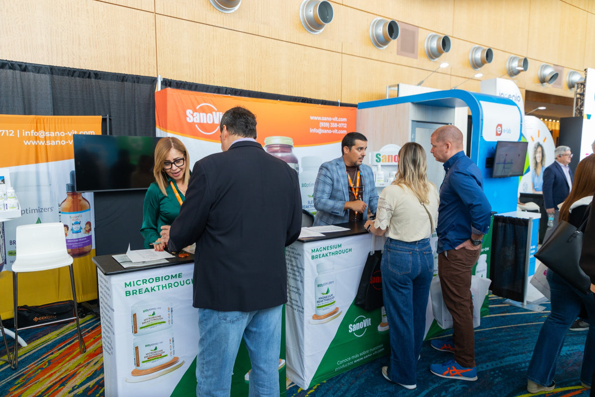 Equipo SanoVit atendiendo visitantes en su stand de CMCPR 2025.