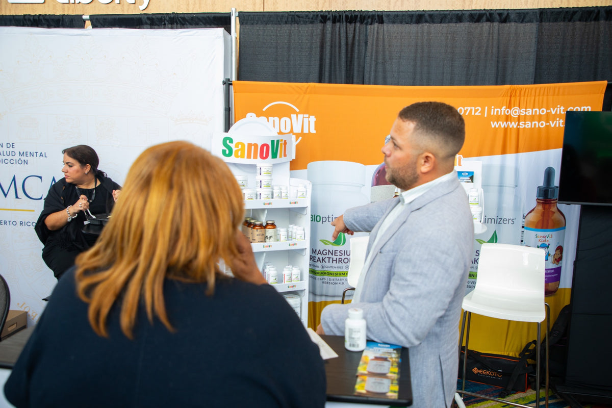Presentando los productos SanoVit en el stand de CMCPR 2025.