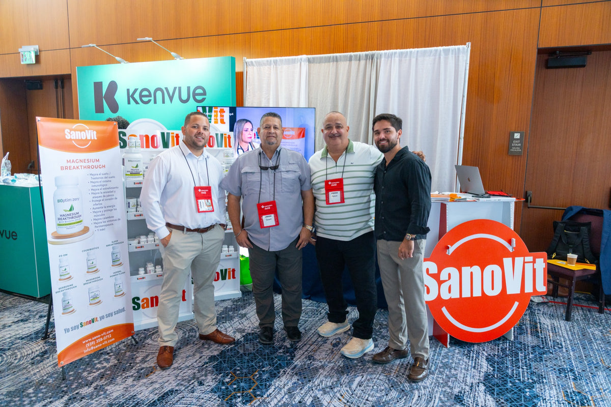 El equipo de SanoVit en la feria COOPHARMA 2025.