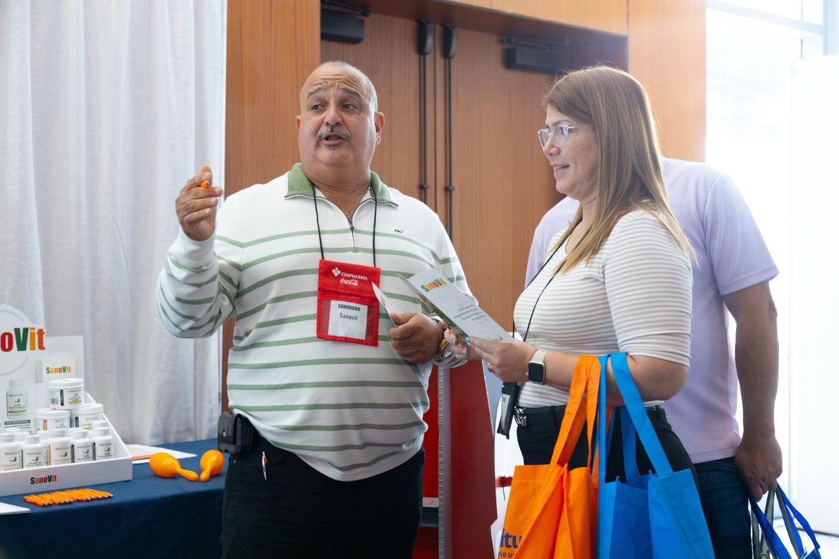 SanoVit conversa con visitantes en la convención COOPHARMA.