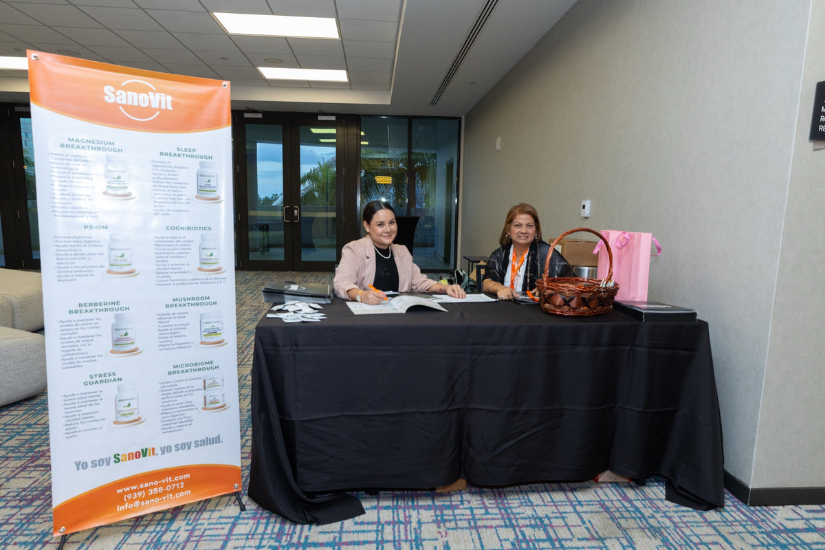 Equipo SanoVit da la bienvenida en la mesa de registro.