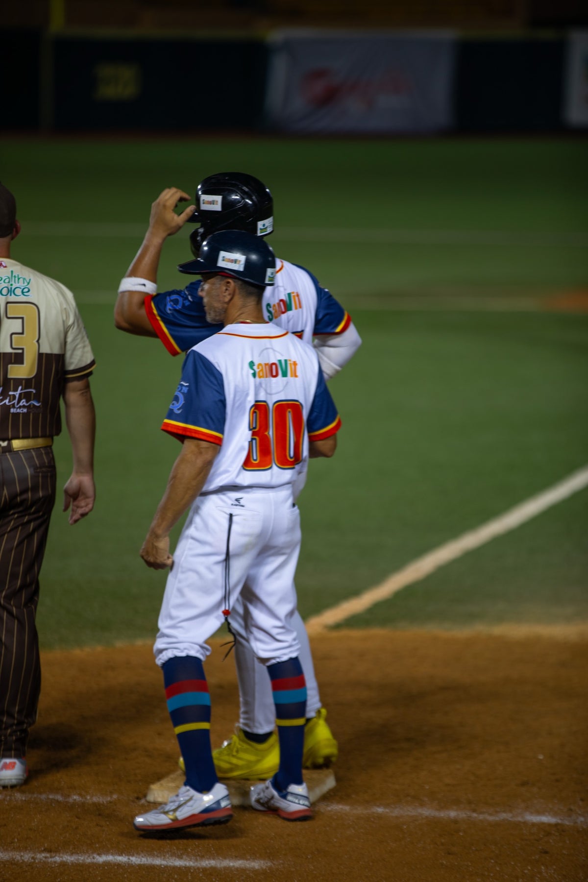 Equipo SanoVit celebra junto a jugadores de Gigantes de Carolina.