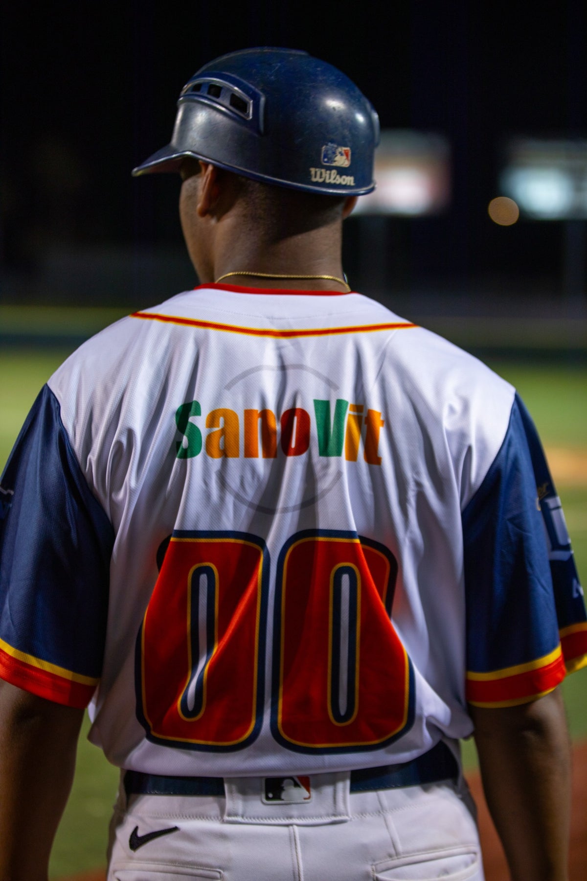 Directivos de SanoVit saludan a jugadores de Gigantes de Carolina.