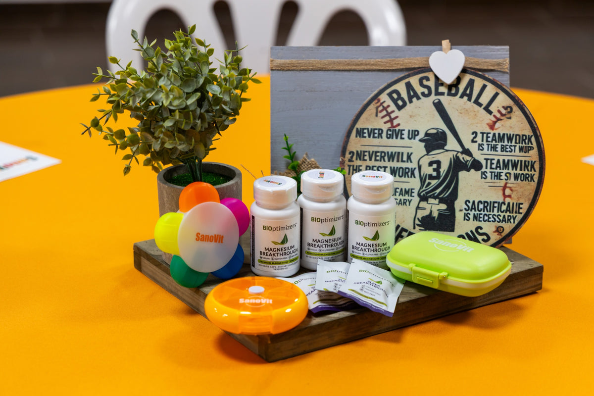 Suplementos SanoVit exhibidos con decoración de temática de béisbol.