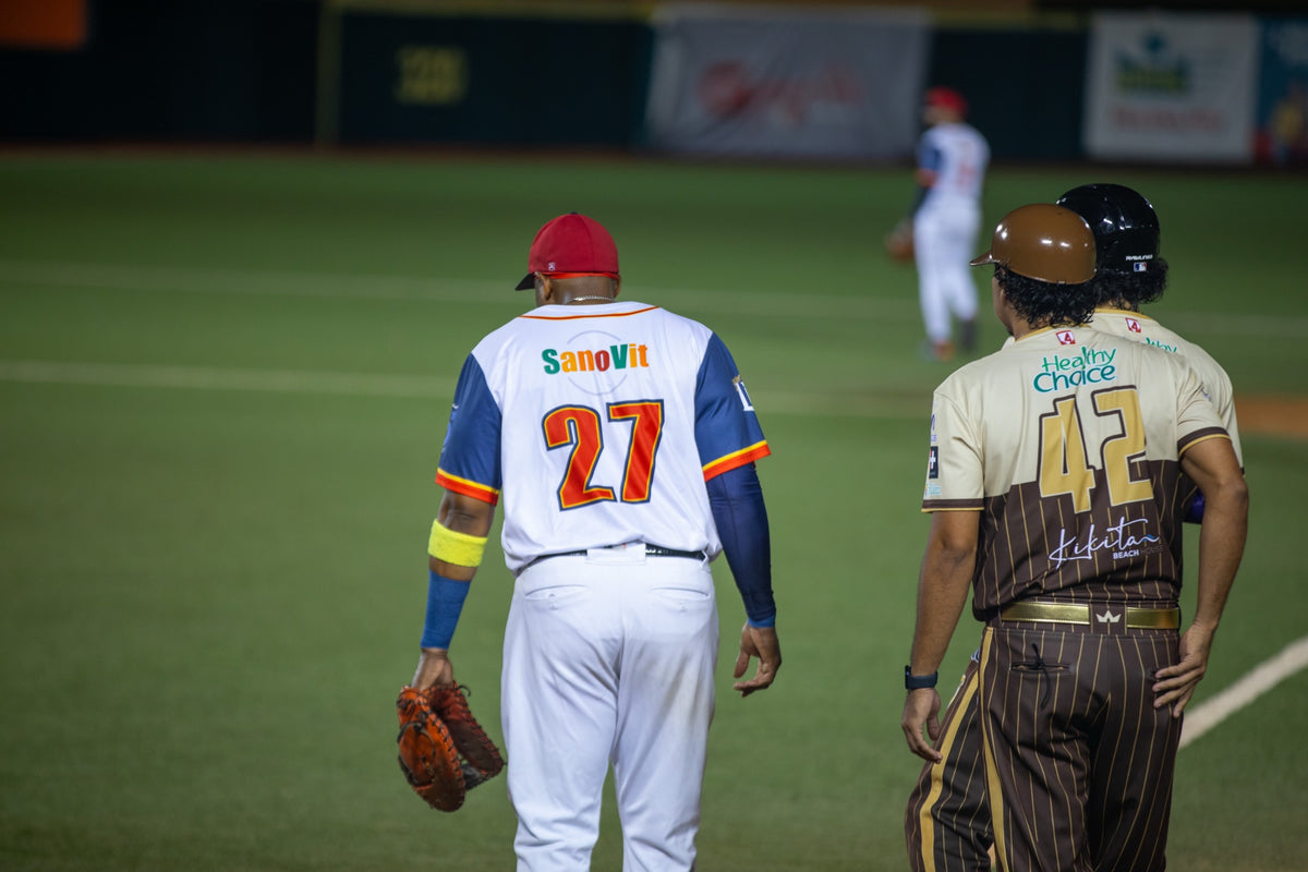 Jugadores con el uniforme SanoVit se dirigen al terreno de juego.