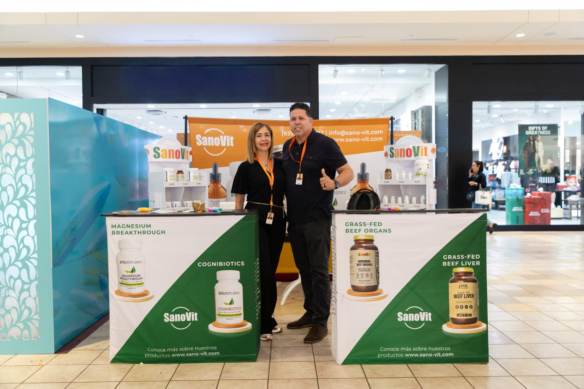 Equipo SanoVit en su stand durante el Holiday Market de diciembre.