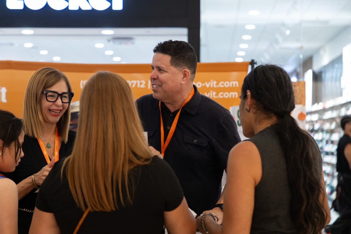 El equipo de SanoVit conversa con visitantes en el mall.