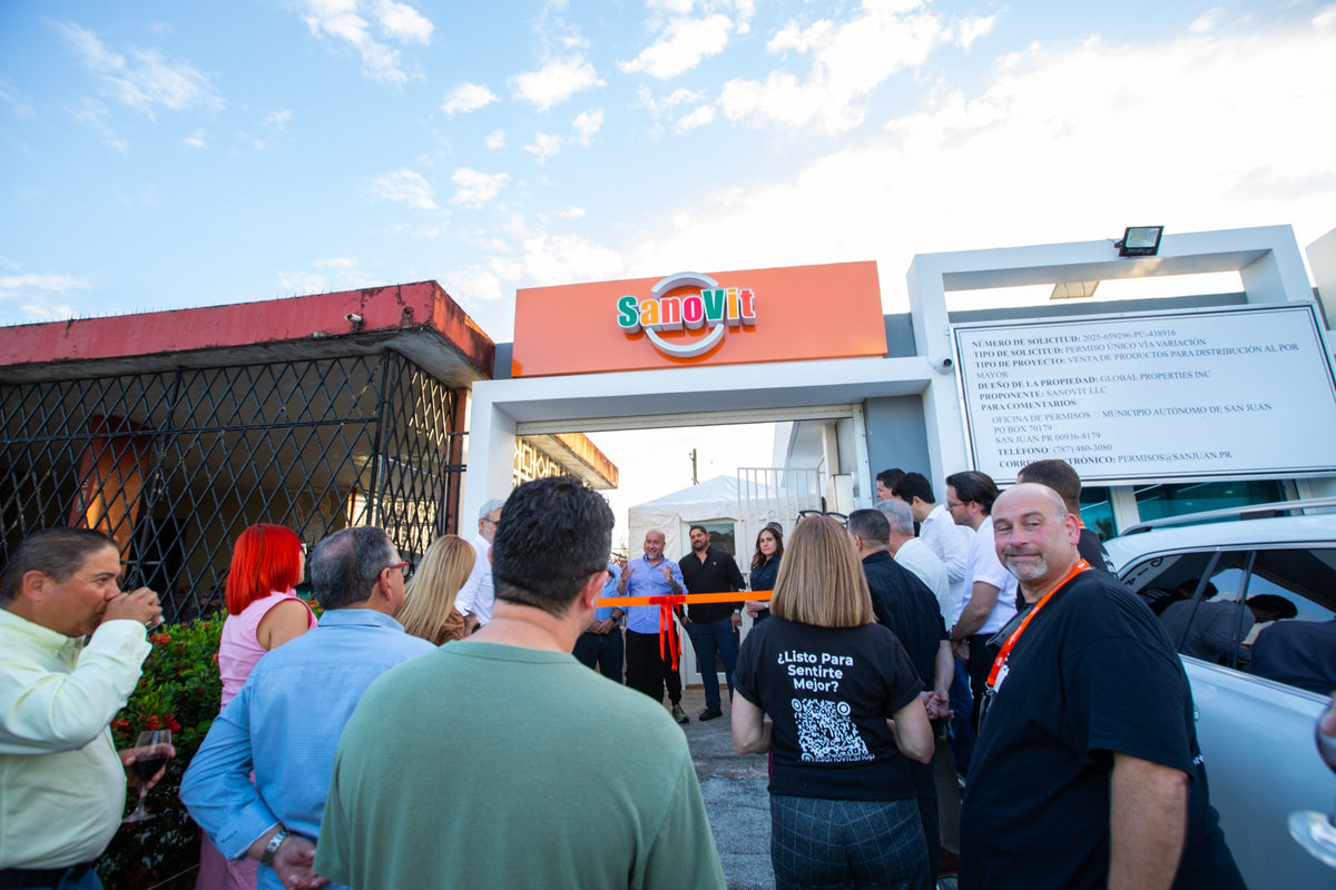 Corte de cinta en la inauguración de la nueva oficina SanoVit.