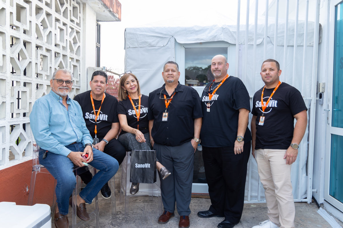 Equipo SanoVit celebrando la apertura de sus nuevas oficinas.