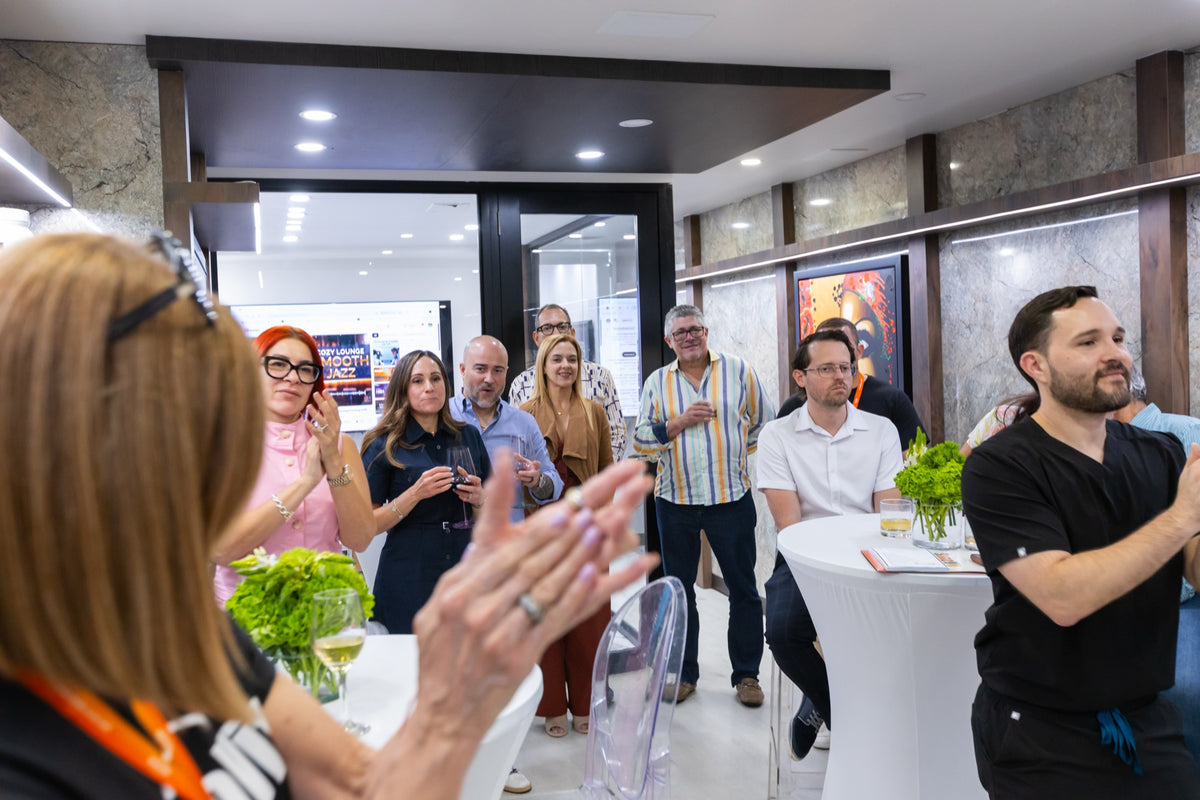 Brindis del equipo SanoVit en su nueva oficina.