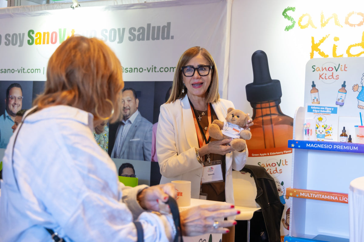 SanoVit Kids compartiendo con los pediatras en su stand