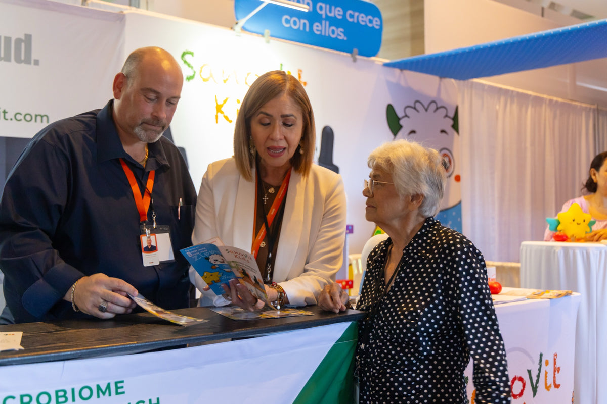 El equipo de SanoVit atendiendo a los visitantes del stand