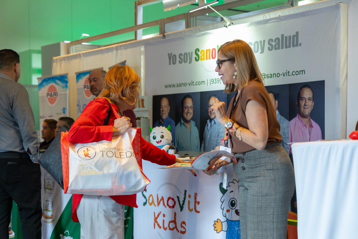 Saludos y buena energía en el stand de SanoVit